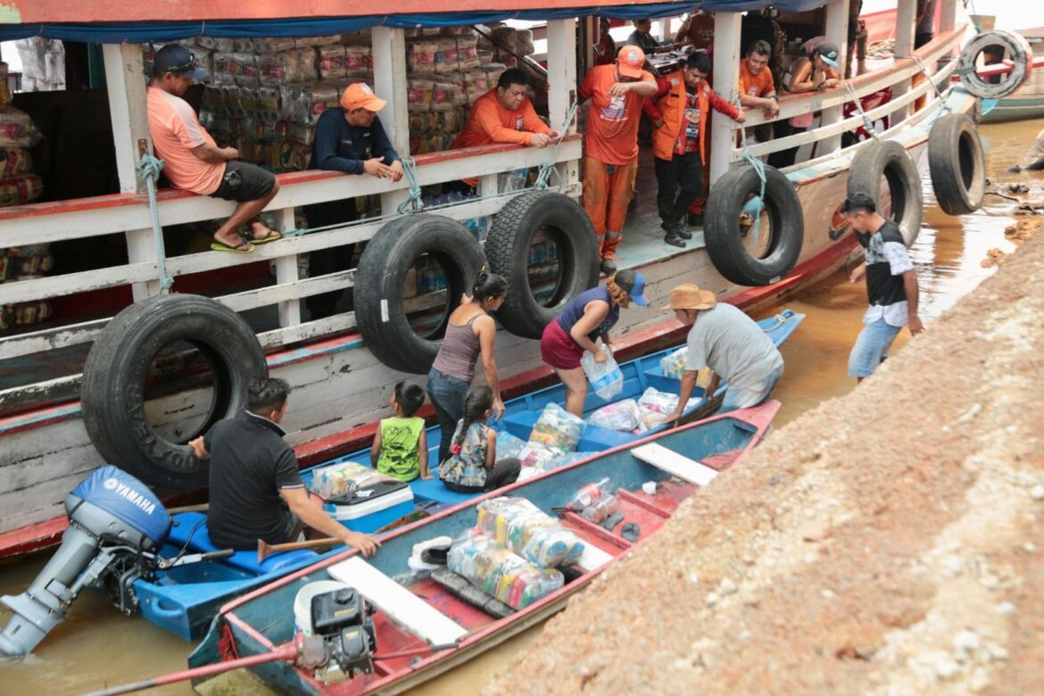 Prefeitura de Manaus realiza operação 'Estiagem 2024’ com a entrega de mantimentos para comunidades entre os rios Aruaú e Apuaú