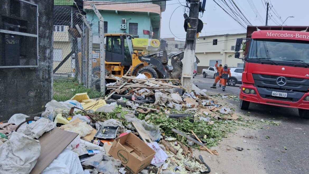 Prefeitura remove lixo e entulho de lixeira viciada na avenida Brasil