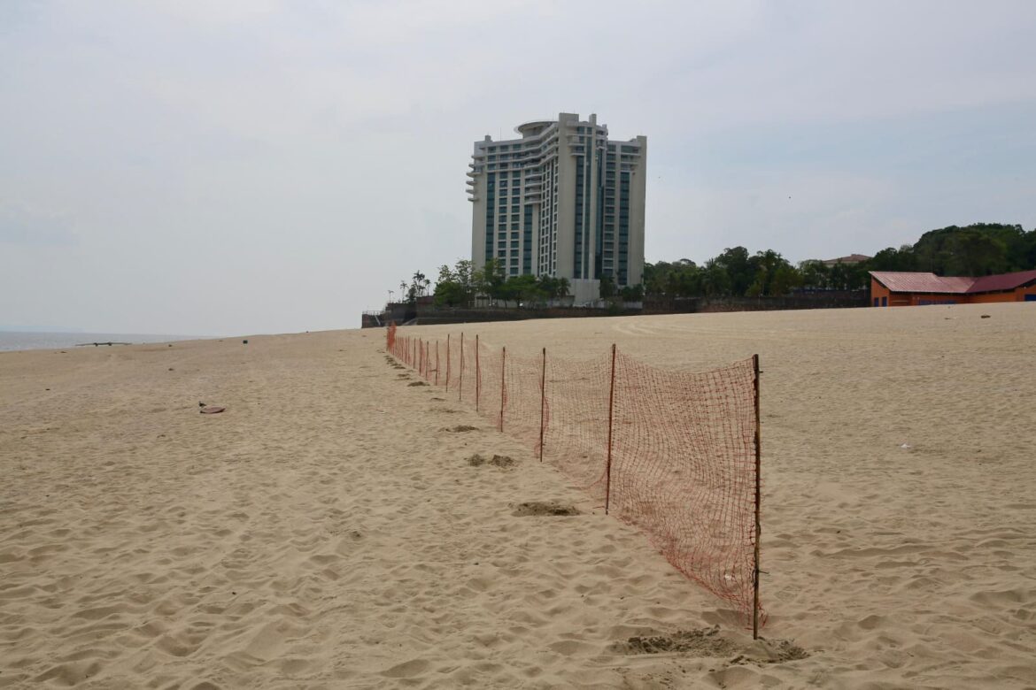 Praia da Ponta Negra segue interditada para banho em razão da estiagem do rio Negro