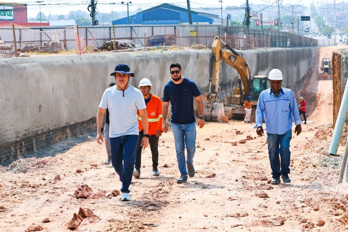 Prefeito David Almeida acompanha avanço das obras do complexo viário Rei Pelé