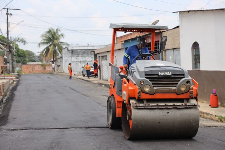 Prefeitura recapeia novo trecho na comunidade Cidade do Leste