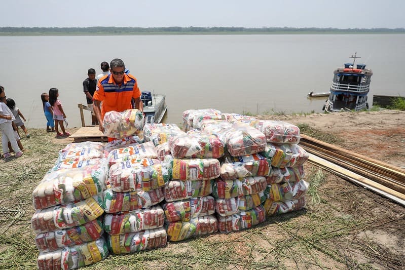 Governo do Amazonas envia 1,9 mil toneladas de alimentos aos 62 municípios castigados pela estiagem severa