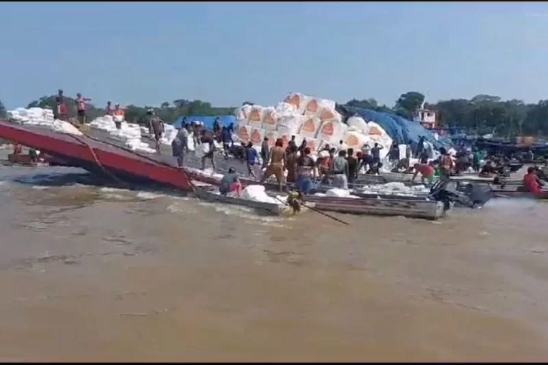 Mais de 100 pessoas saqueiam balsa no Rio Madeira em Manicoré