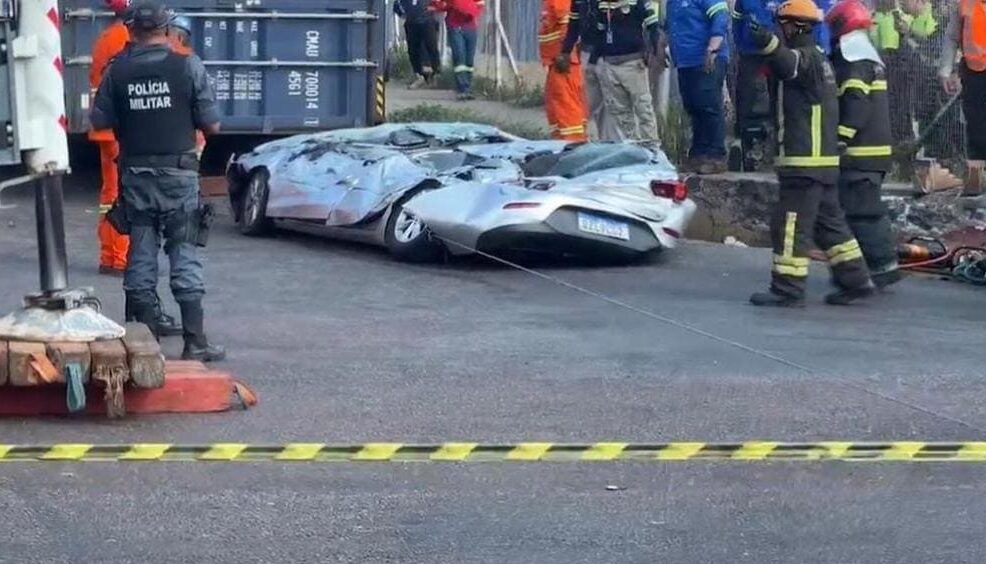 Vídeo: carreta tomba e esmaga carro próximo ao Porto Chibatão, em Manaus