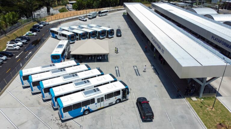 Prefeitura de Manaus entrega mais 15 ônibus novos com ar-condicionado