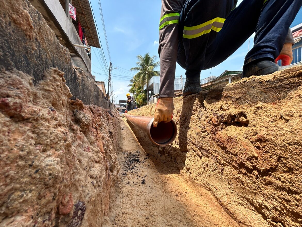 Bairro Lírio do Vale é contemplado com sistema de esgoto e mais de 80 vias devem receber a estrutura, pela primeira vez