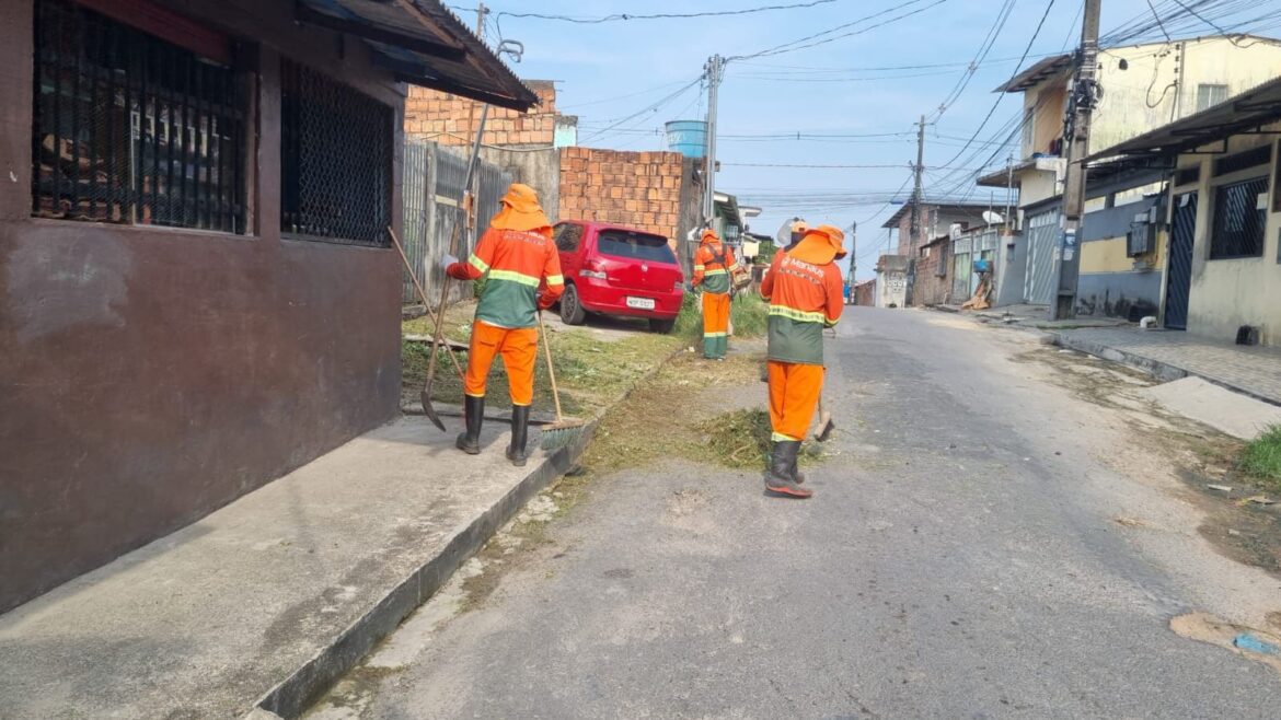 Prefeitura de Manaus realiza serviços de capina e varrição no bairro Novo Israel para melhorar mobilidade