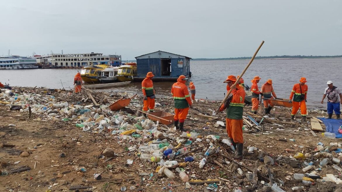 Orla de Manaus recebe mutirão de limpeza após chuva da madrugada