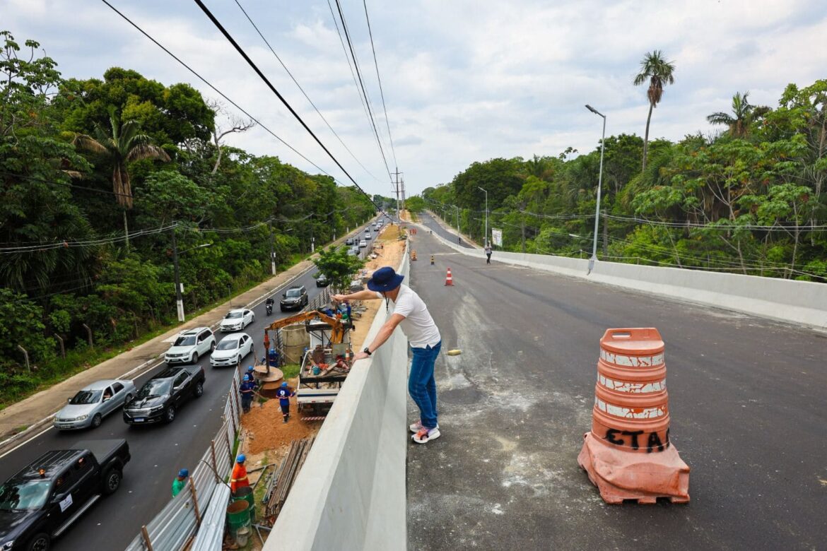 Prefeito David Almeida vistoria ajustes finais do viaduto Márcio Souza