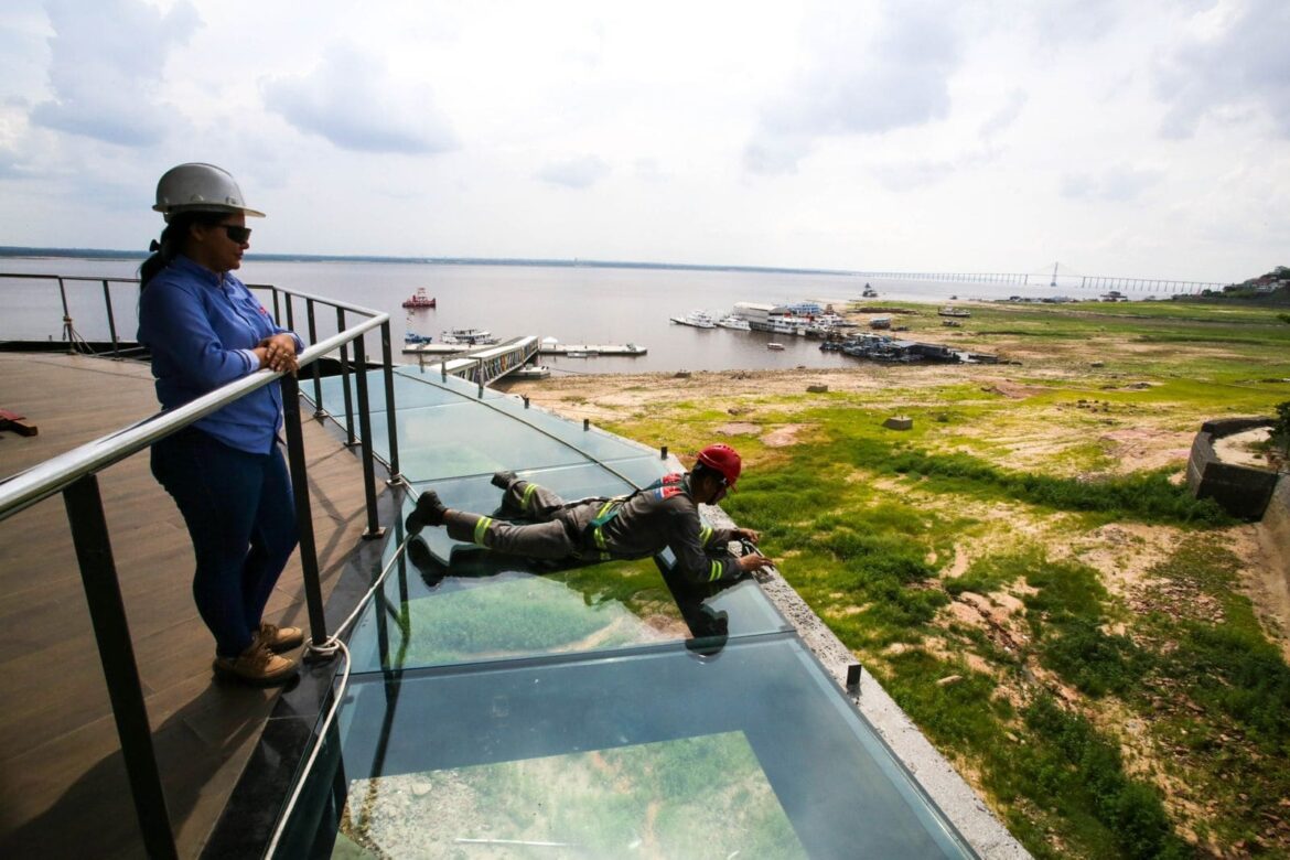 Prefeitura de Manaus instala peças do piso do Skyglass na varanda do mirante Lúcia Almeida