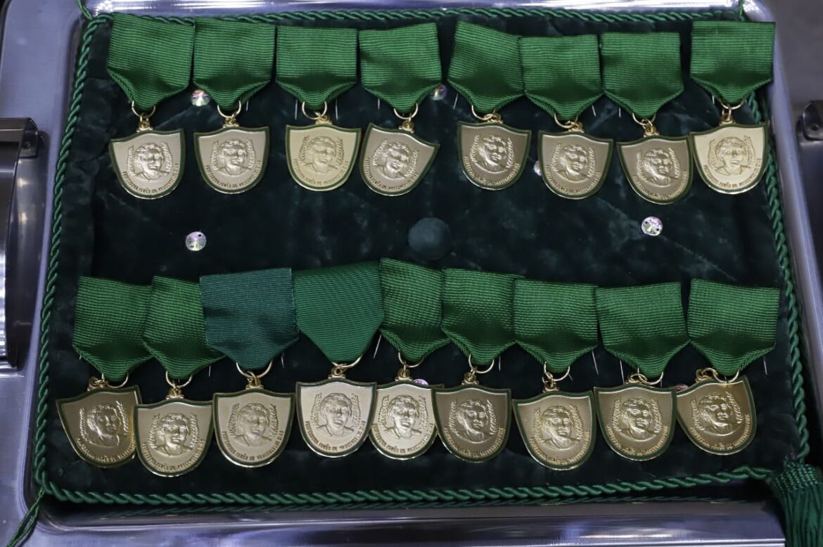 Assembleia Legislativa do Amazonas homenageia professores com a Medalha Ignês de Vasconcellos Dias