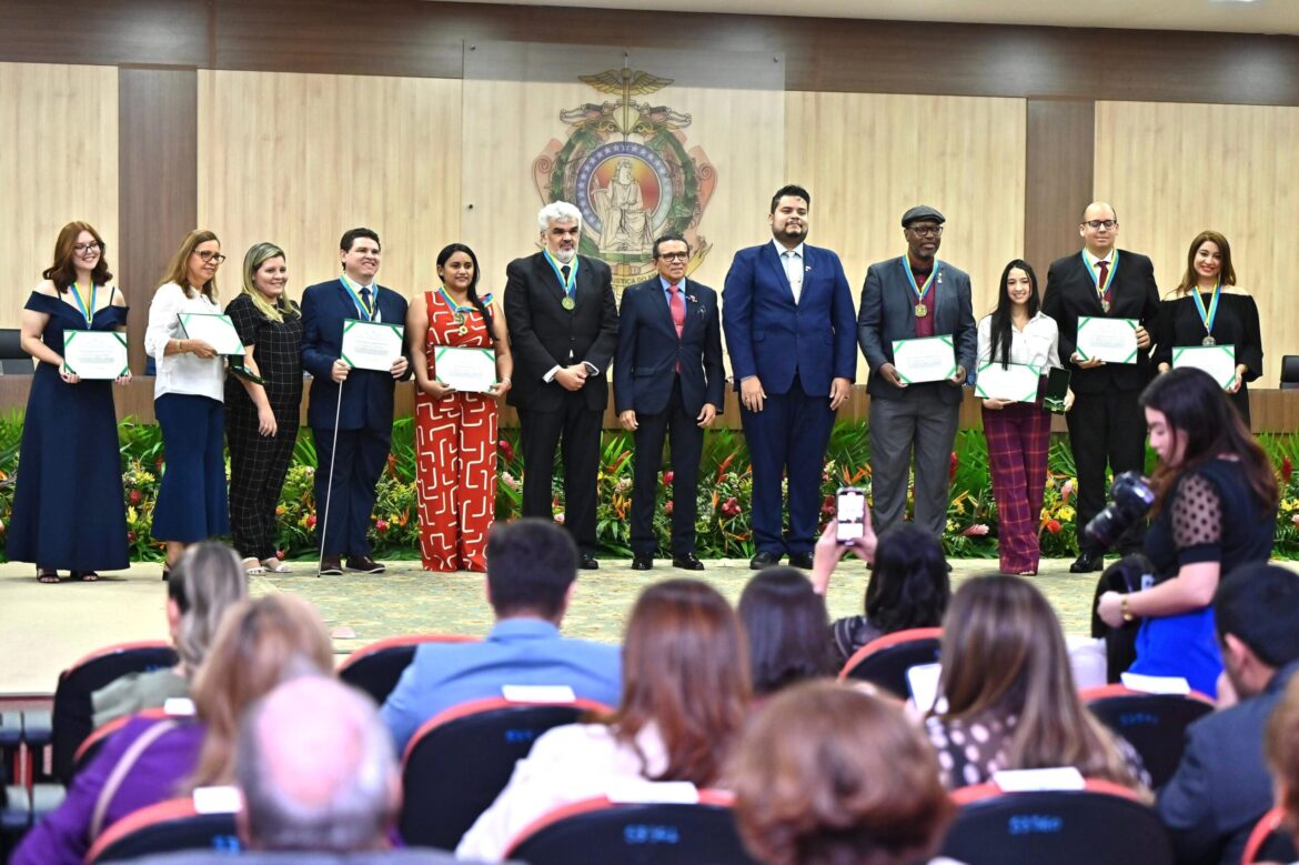 Conselheiros do TCE-AM são homenageados com a Medalha do Mérito Acadêmico no TJAM