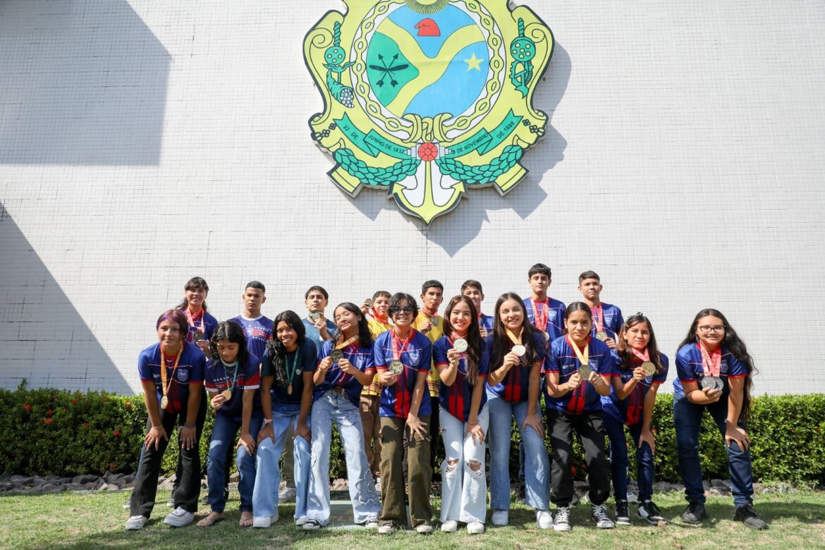 Governador Wilson Lima reforça compromisso com o esporte em visita de estudantes medalhistas no JEBs