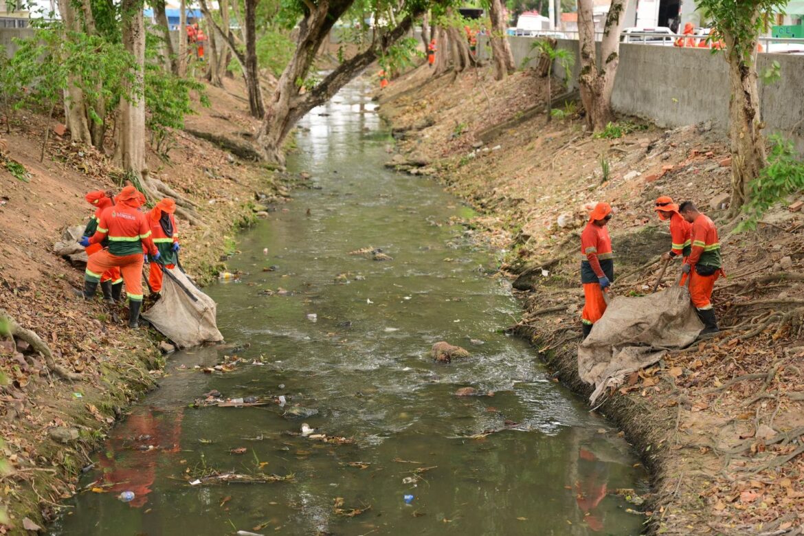 Prefeito David Almeida vistoria limpeza e revitalização do igarapé do Coroado