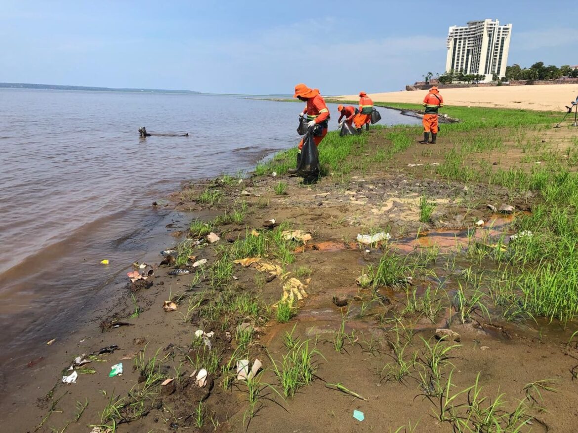 Prefeitura de Manaus realiza limpeza nas orlas e igarapés para proteger meio ambiente e saúde da população