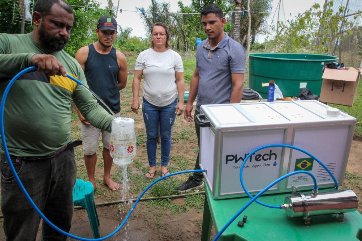 Prefeitura de Manaus realiza entrega de kits de água potável para cerca de 200 famílias ribeirinhas