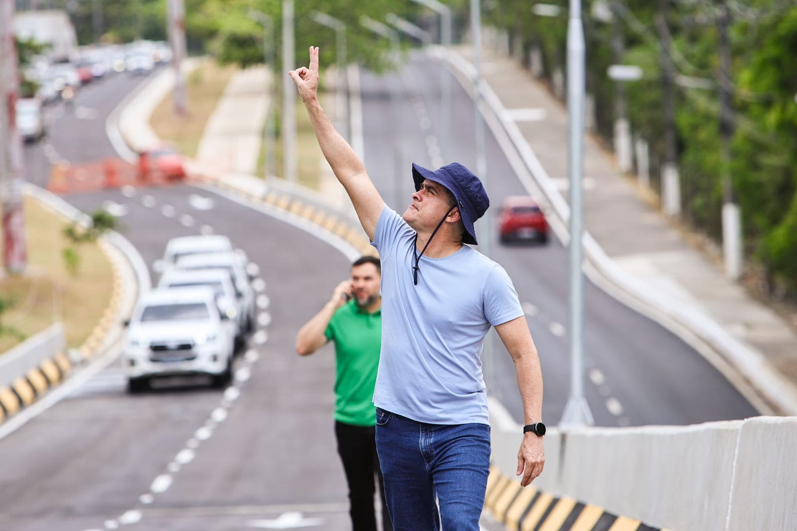 Prefeito David Almeida inspeciona viaduto Márcio Souza antes de liberação nesta tarde