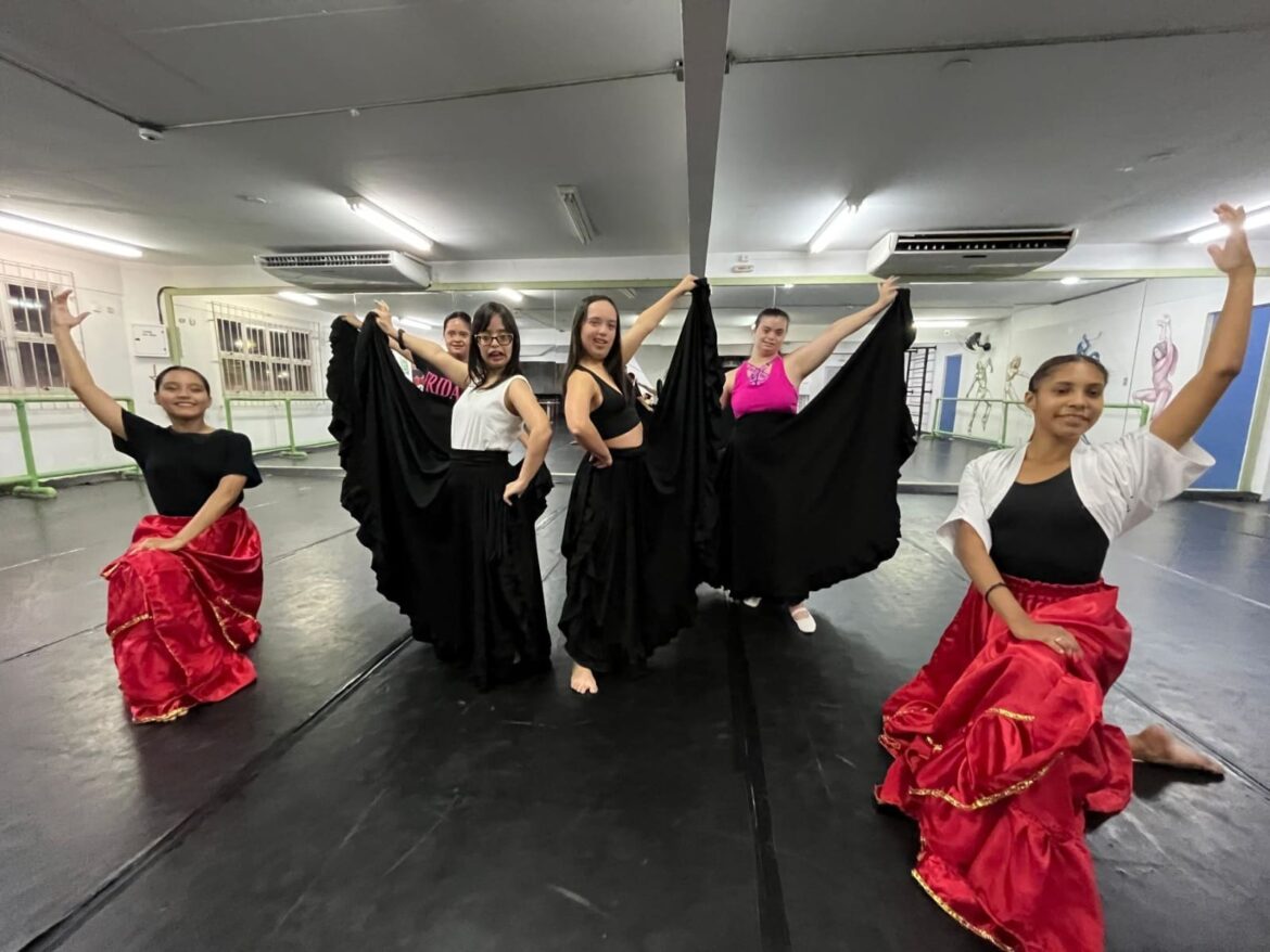 Espetáculo ‘Canto Brasileiro’ aproxima público PCD às atividades culturais, no Teatro Amazonas