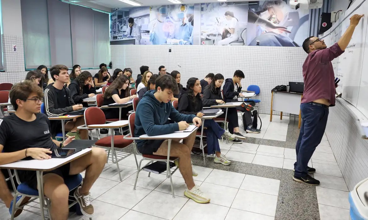 Estudantes se preparam para prova de redação do Enem no domingo