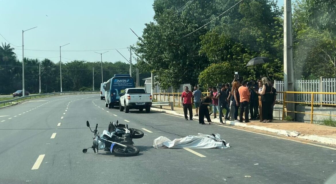 Grave acidente de trânsito deixa uma mulher morta, em Manaus