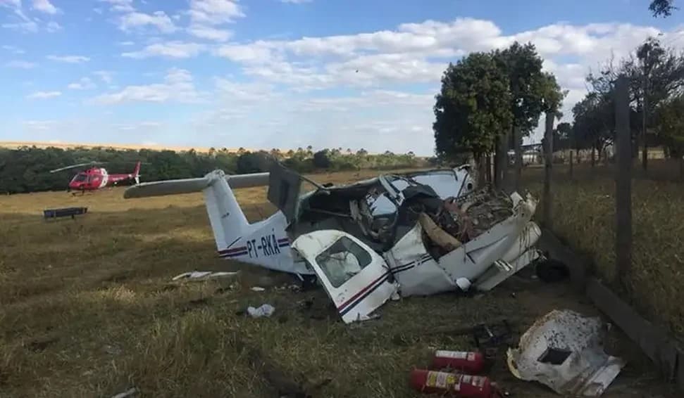 Cinco pessoas morrem em queda de avião no interior de São Paulo