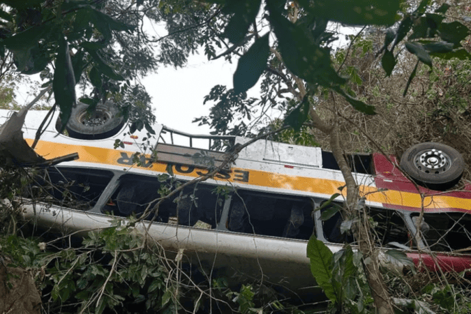 Ônibus capota no interior de Alagoas; acidente deixa mortos e feridos