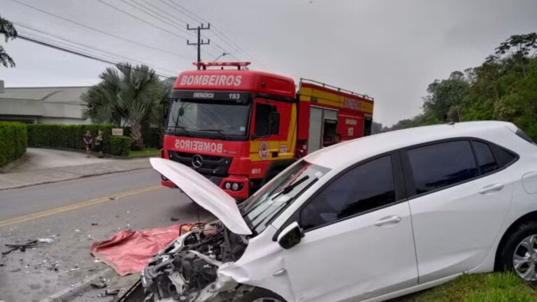 Casal bate carro após fugir de motel sem pagar conta de R$ 1,2 mil