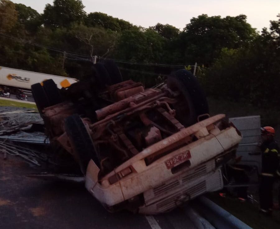 Carreta tomba e motorista fica preso às ferragens, no Distrito Industrial