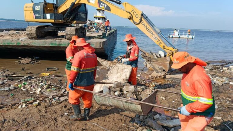 Prefeitura intensifica limpeza na orla do rio Negro durante período de seca e pede apoio da população