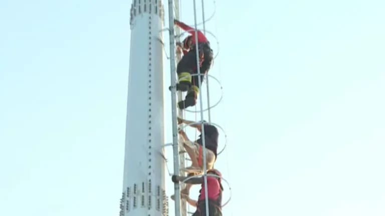 Homem tenta roubar fiação e acaba preso no alto de torre em Manaus