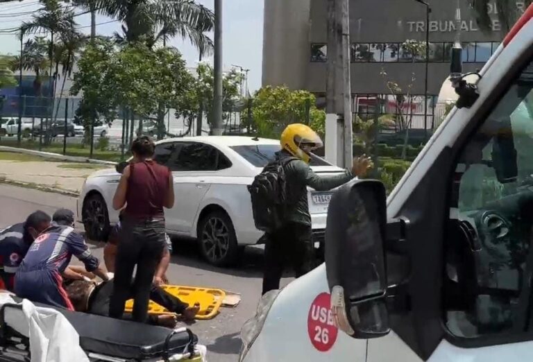 Urgente: Motociclista perde o controle e colide com árvore no Aleixo