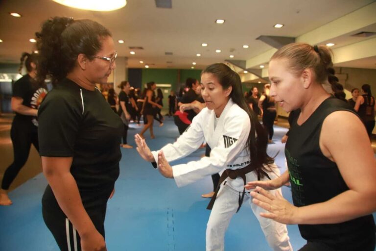 Mais de 350 mulheres participam do Curso de Defesa Pessoal na Arena da Amazônia