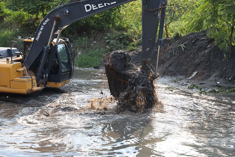 Prefeitura de Manaus realiza serviços de limpeza em igarapé no bairro Flores