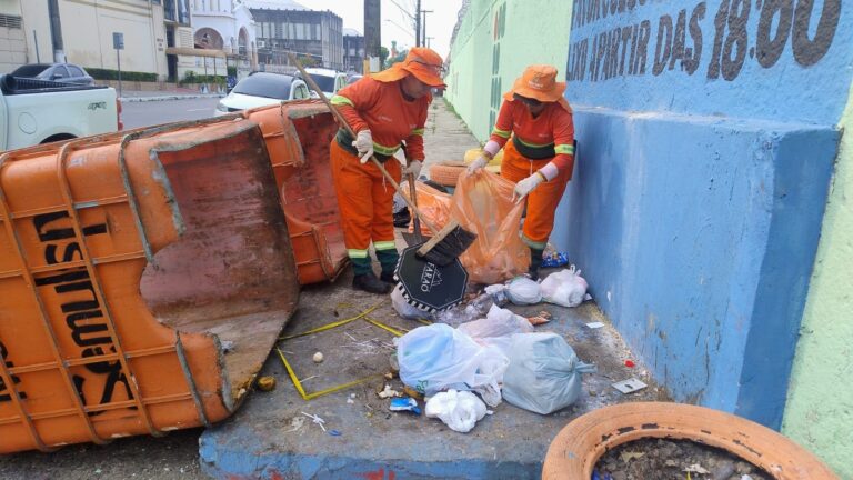 Serviços de limpeza são realizados no Centro Histórico de Manaus