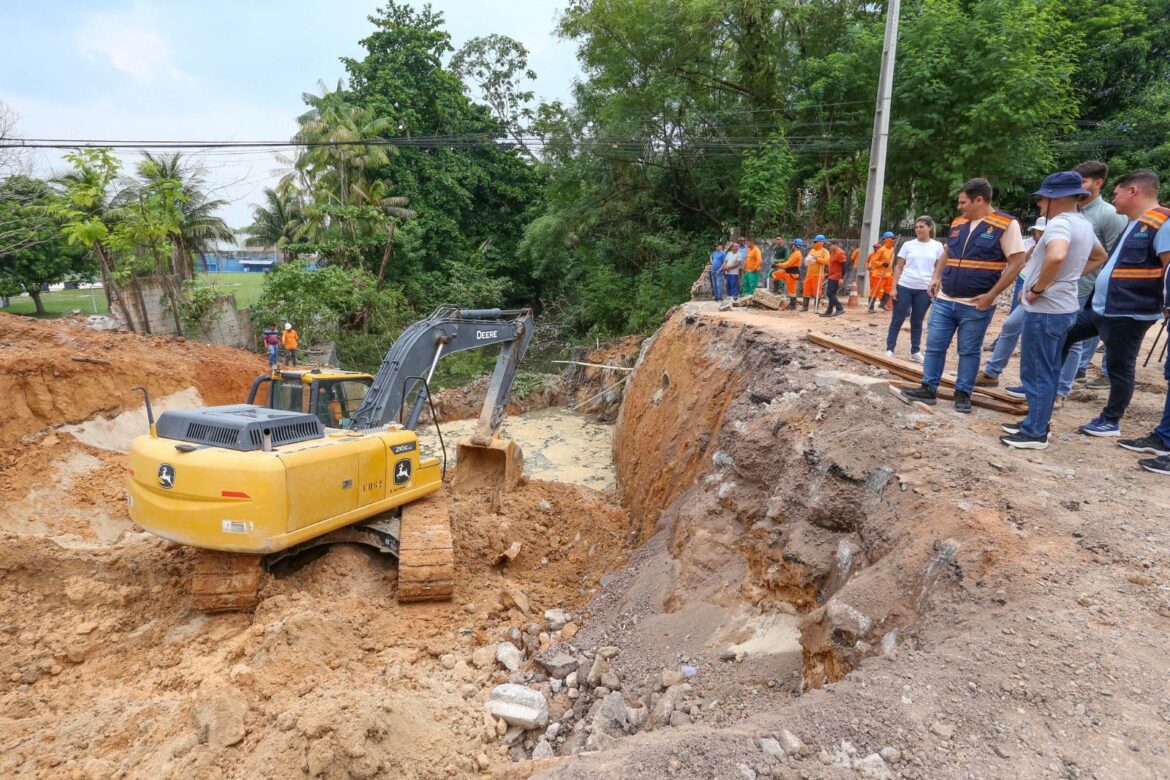 Prefeito David Almeida vistoria intervenção estrutural na avenida Mário Ypiranga Monteiro no feriado da Proclamação da República