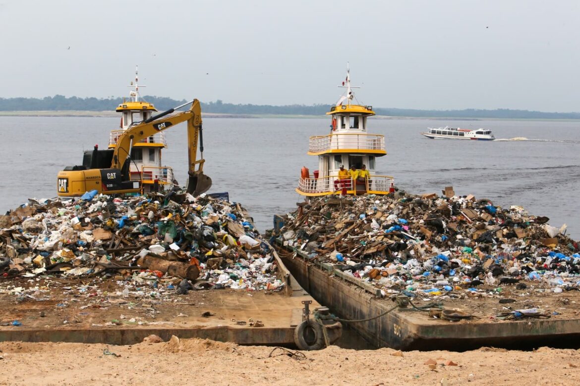 Prefeitura de Manaus promove grande ação de limpeza na orla do rio Negro