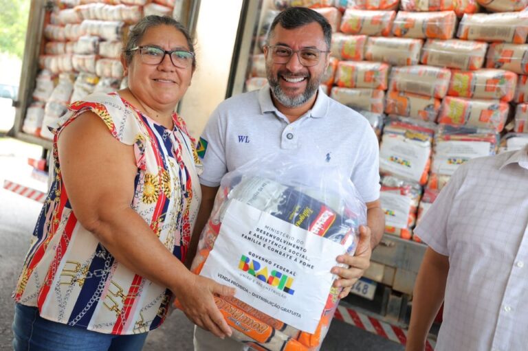 Governador Wilson Lima entrega mais de 200 toneladas de alimentos para pescadores afetados pela estiagem no Amazonas