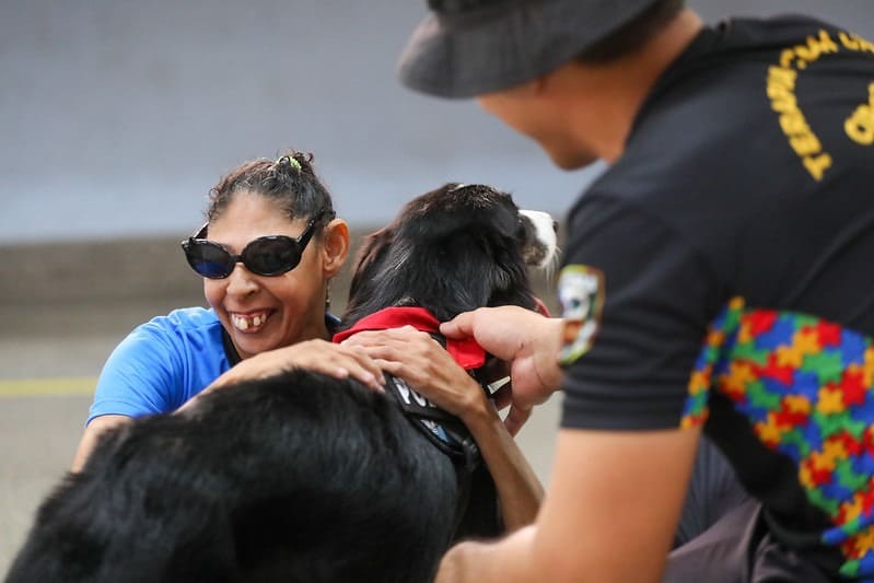 Terapia com cães policiais auxiliam no desenvolvimento social e cognitivo de crianças e adultos no Amazonas