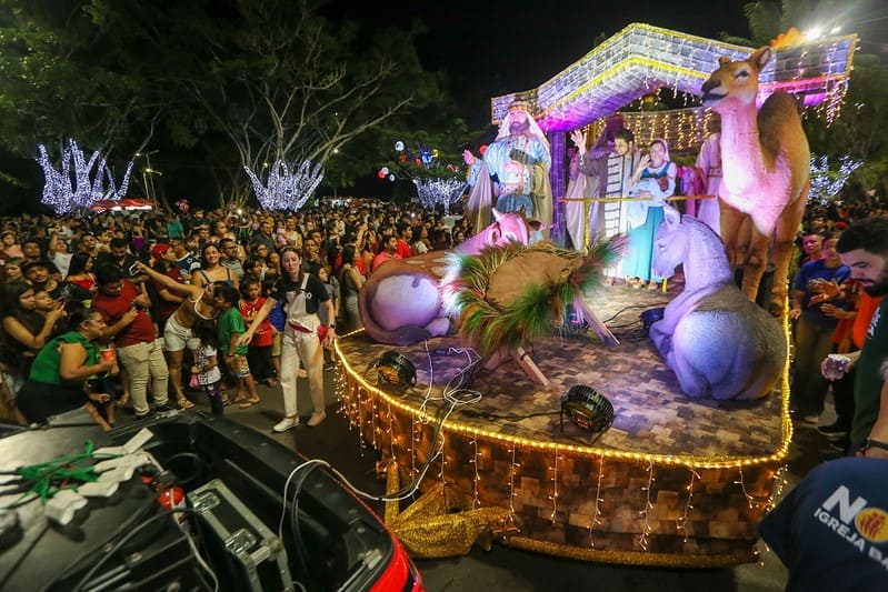 Segunda Parada Natalina da Prefeitura de Manaus encanta milhares de pessoas na Ponta Negra