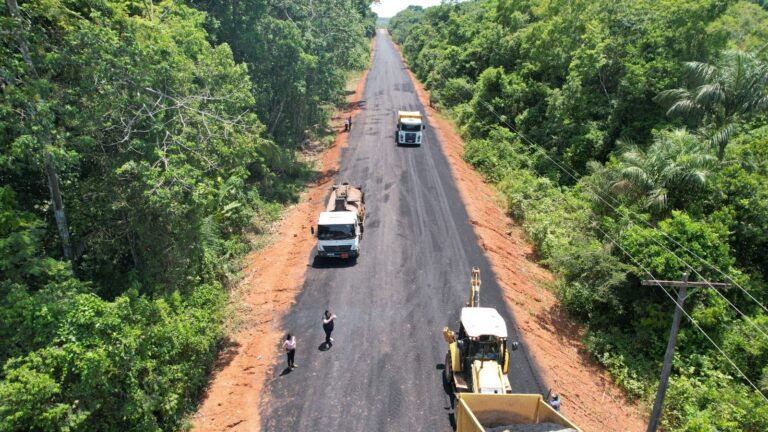 Pavimentação do ramal da Cabeceira do Purupuru, no Careiro Castanho, segue em ritmo acelerado