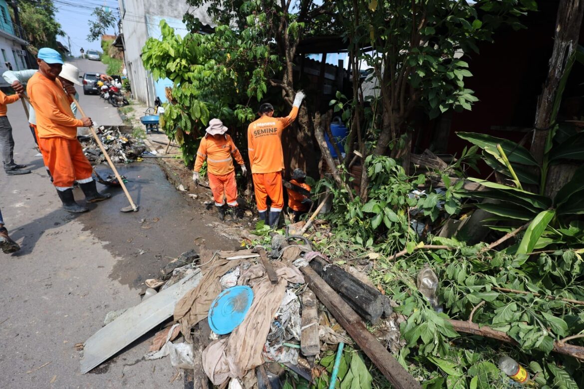 Igarapé da rua Bagé, no Redenção, recebe ação de limpeza e desobstrução da Prefeitura de Manaus