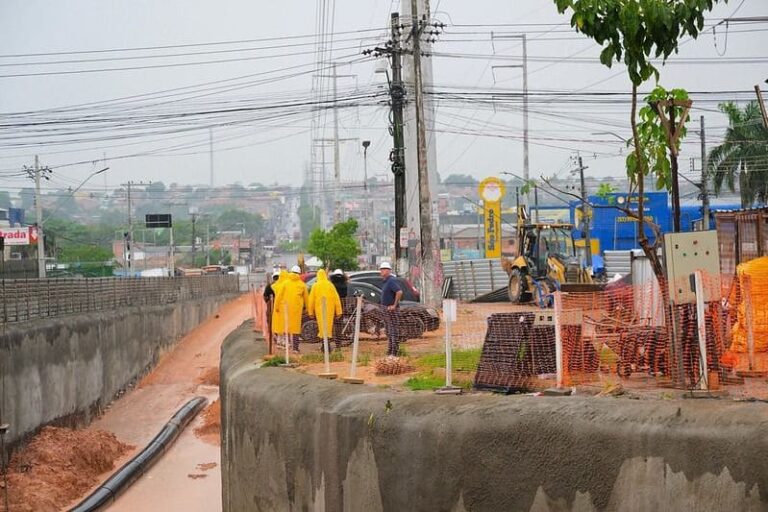 Prefeito David Almeida vistoria obra de construção do complexo viário Rei Pelé