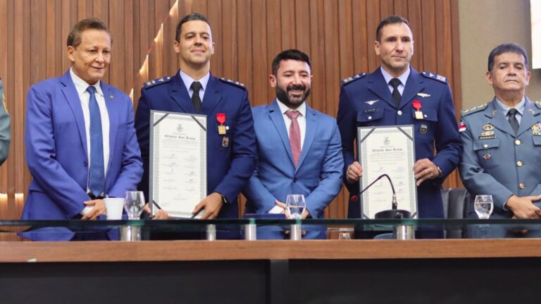 Assembleia do Amazonas entrega Medalha Ruy Araújo a oficiais da Força Aérea Brasileira