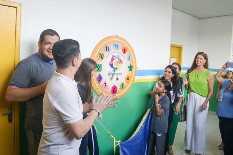 Prefeitura de Manaus entrega ‘Relógio da Paz’ em escola municipal da zona Norte