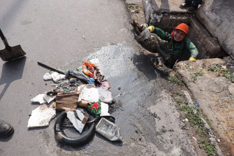 Prefeitura realiza trabalho preventivo no centro de Manaus com a limpeza de bueiros