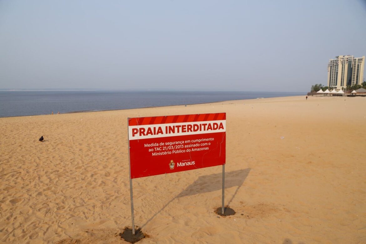 Com rio Negro abaixo de 15 metros, Prefeitura de Manaus reforça proibição para banho na praia da Ponta Negra