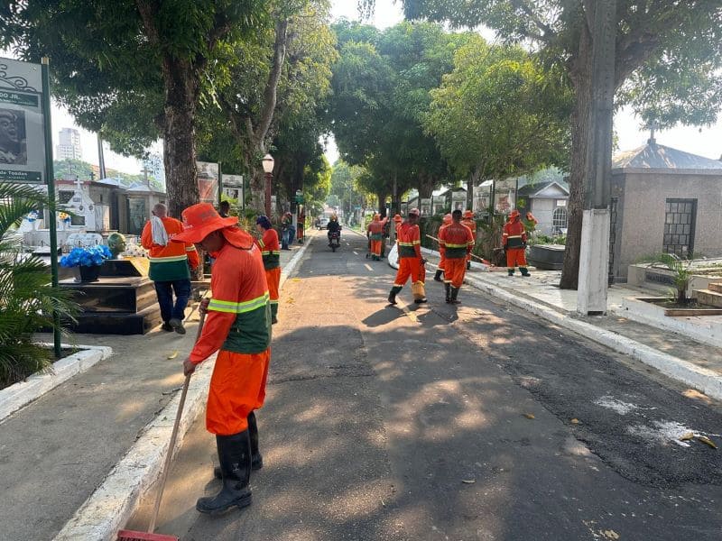 Cemitério São João Batista recebe serviço de limpeza