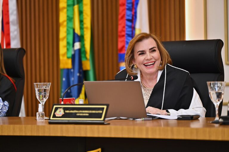 Yara Amazônia Lins é reeleita presidente do TCE-AM para o biênio 2026-2027