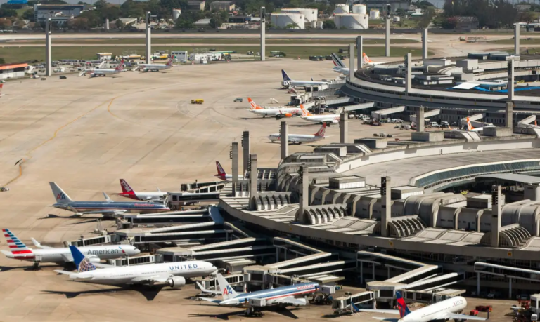 Aviões da força aérea britânica fazem pouso de emergência no Rio