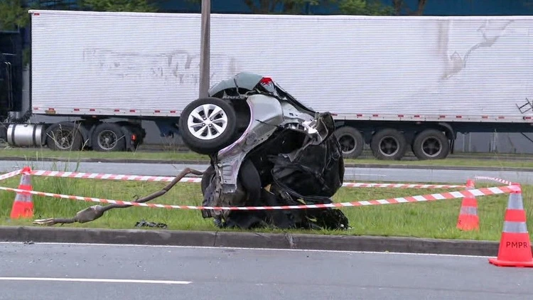 Motorista morre após carro partir ao meio em acidente no Paraná